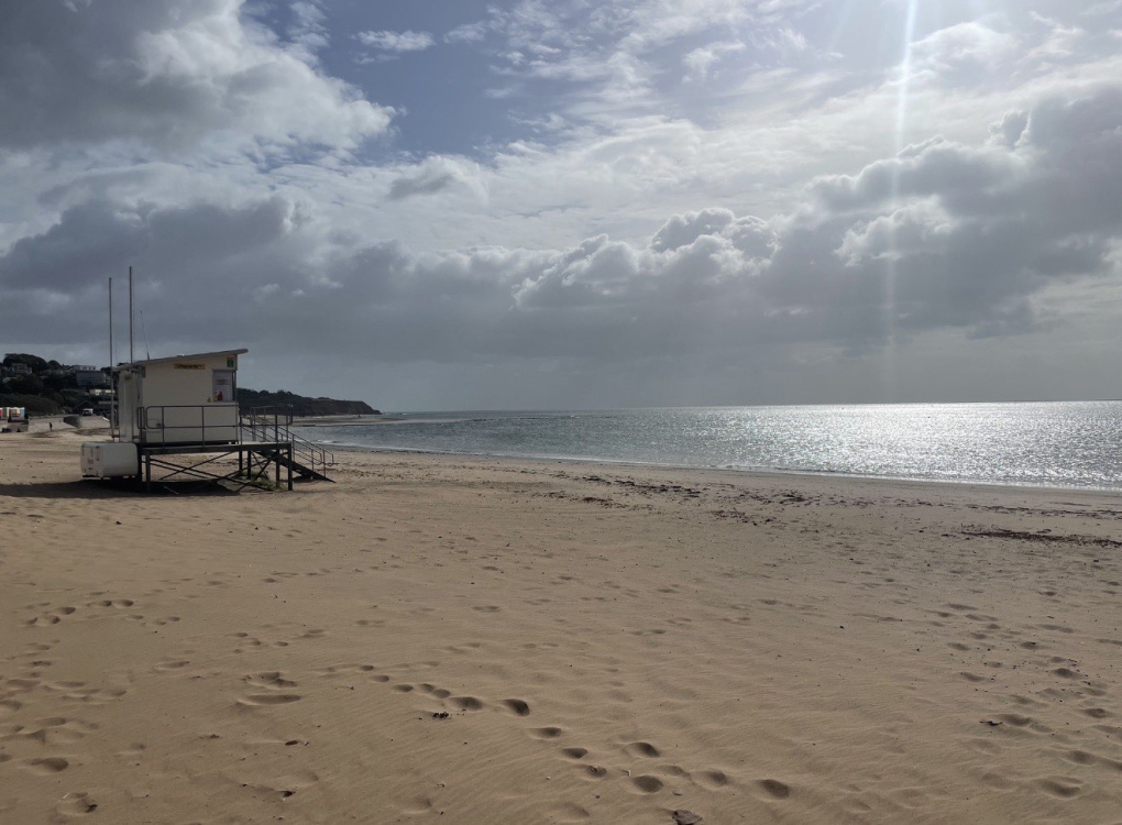 Sandy Bournemouth beach with life gaurd shed
